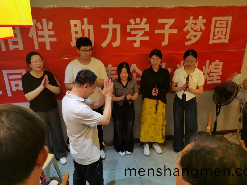 曏金牓(bang)題名的員(yuan)工(gong)子(zi)女(nv)緻(zhi)以(yi)*熱烈(lie)的祝賀！